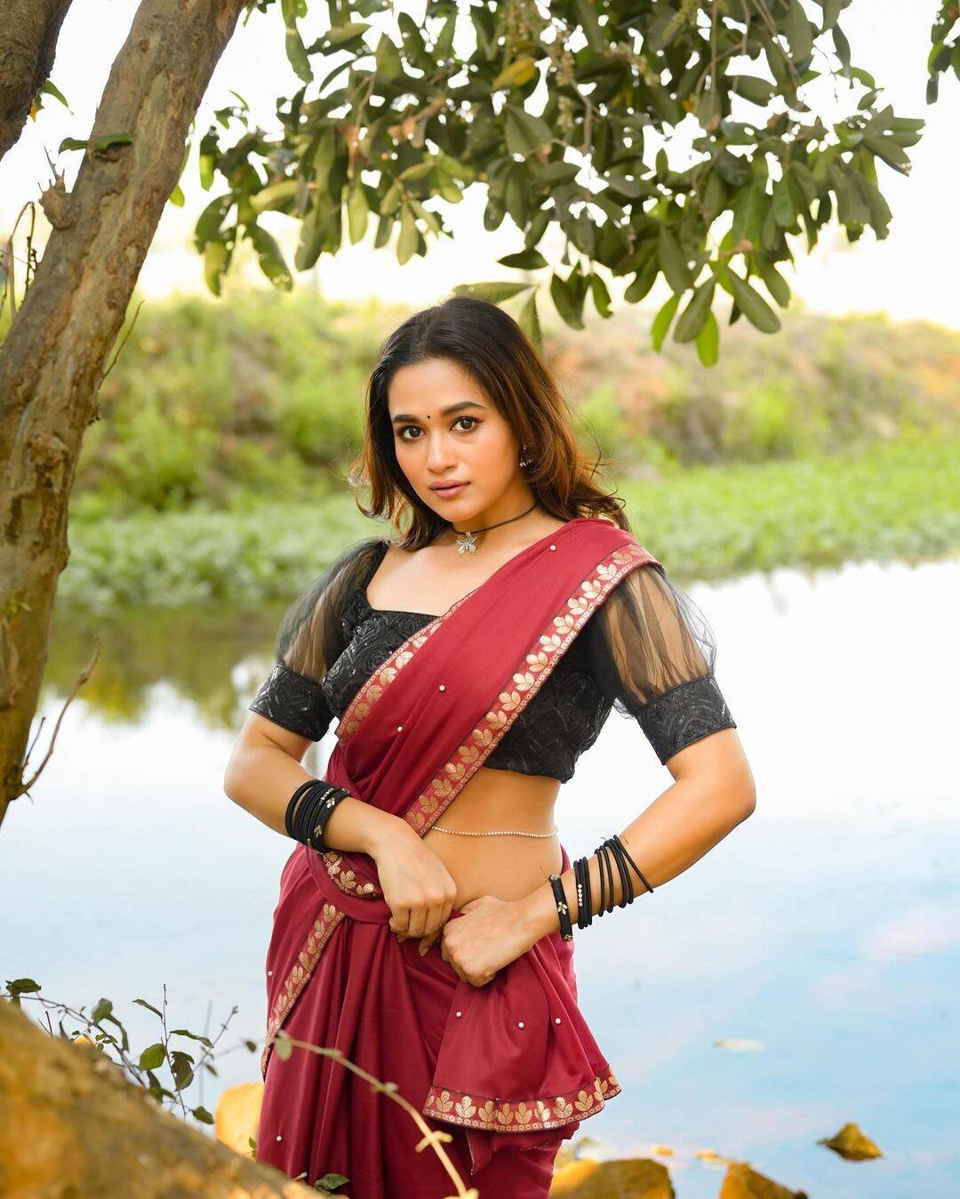 இடுப்புல இருக்க கொலுசுக்கே சொத்த எழுதலாம்!.. வாலிப பசங்களை இம்சை பண்ணும் காவ்யா...
