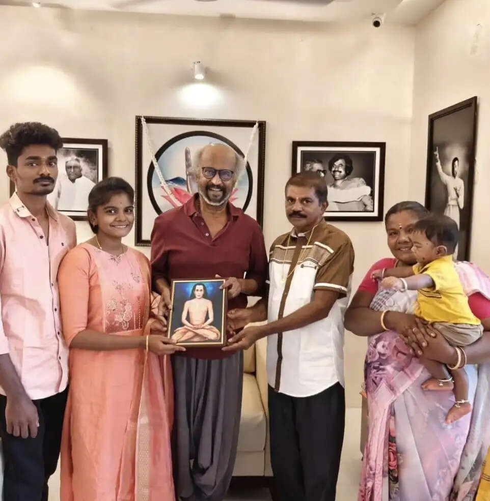 5 ரூபாய் புரோட்டா கடை நடத்தும் ரசிகர்: தங்கசங்கிலி அணிவித்து பாரட்டிய ரஜினி