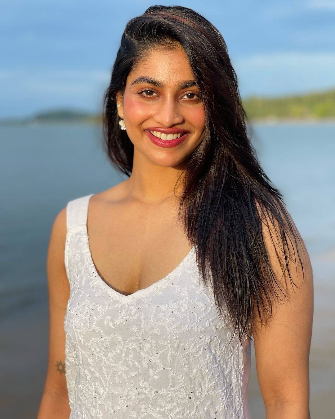 முண்டா பனியனில் சும்மா தூக்கலா இருக்கு!.. பீச்சில் டைம் பாஸ் பண்ணும் ஷிவானி!...