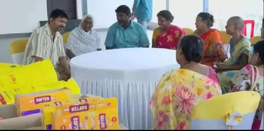 ஏன் இவர் நேரில் போய் உதவி செய்ய மாட்டாரா?!. சொகுசு அரசியல் செய்கிறாரா விஜய்?..