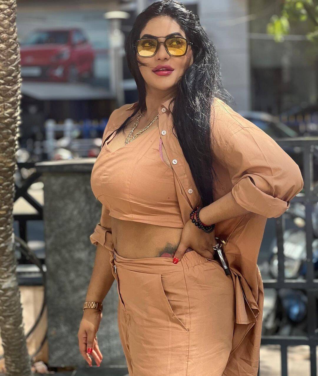 சீரியலில் இழுத்து மூடி நடிக்கும் ரேஷ்மாவா இது?!.. சும்மா திறந்து காட்டி மூடு ஏத்துறாரே!..