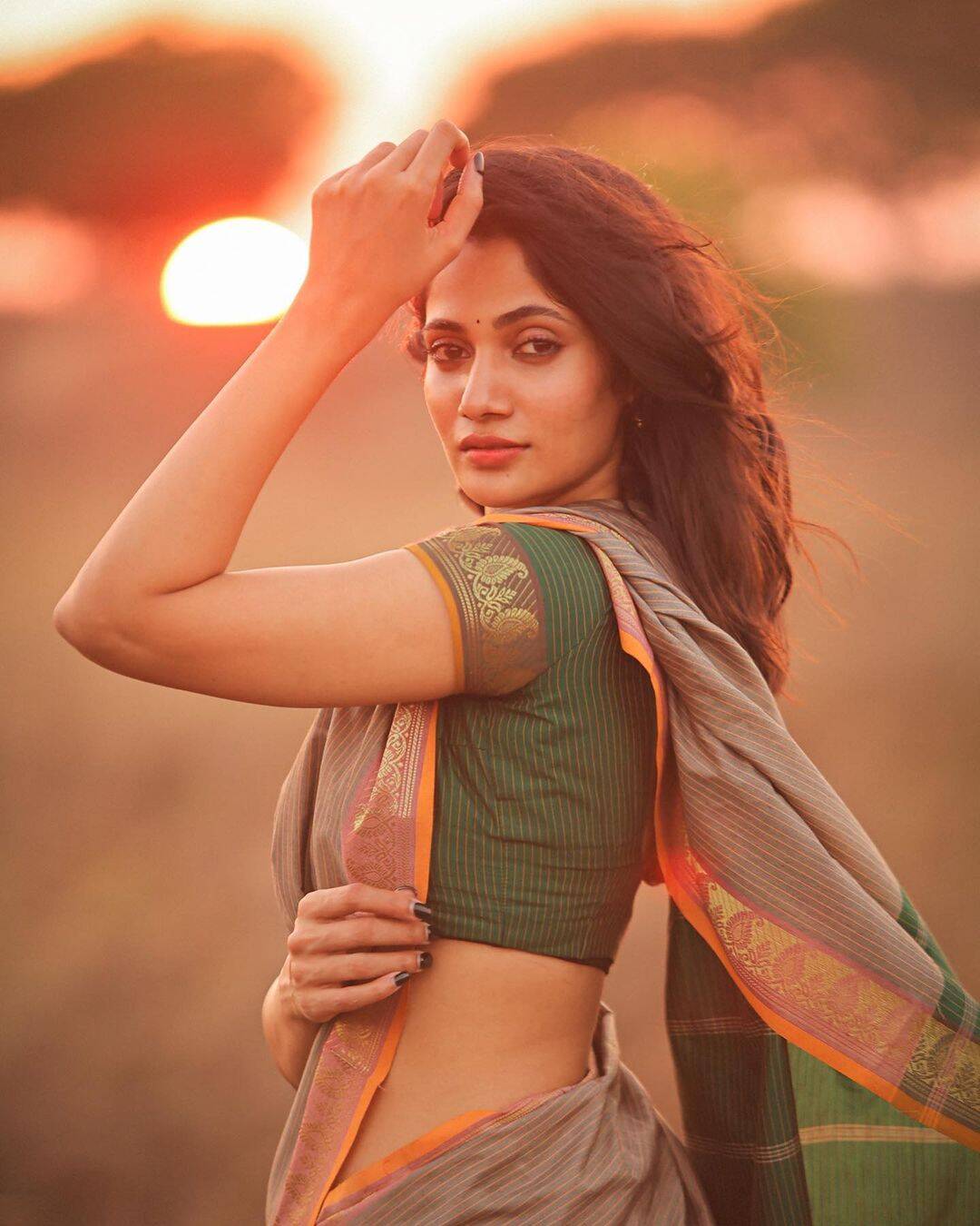 எவ்வளவு நாளாச்சு லாஸ்லியாவை இப்படி பார்த்து!.. மனசை சும்மா கொத்தா கொள்ளையடிக்கிறாரே!..