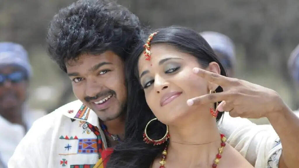 20 முறை விஜயுடன் மோதிய தனுஷ் படங்கள்... ஜெயித்தது யாரு? வாங்க பார்க்கலாம்..