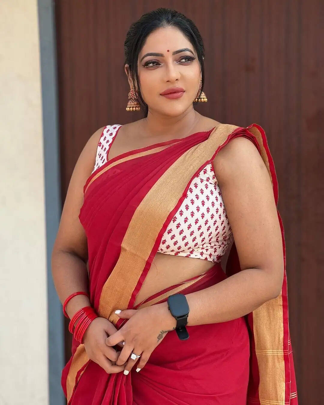 இப்படியெல்லாம் காட்டினா ஏங்கி போயிடுவோம்!.. தாராள கவர்ச்சியில் தவிக்கவிட்ட ரேஷ்மா!..