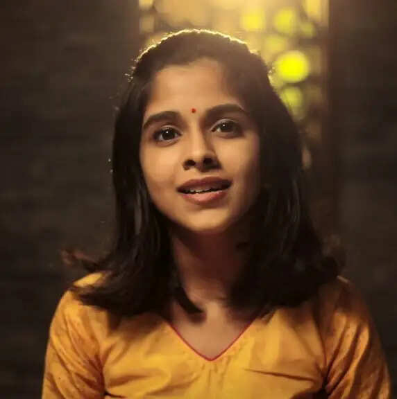 நிலாவிலே பார்த்த வண்ணம்…. விஜய்யையே பின்னுக்கு தள்ளிய உத்ரா உன்னிகிருஷ்ணன்!
