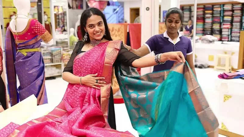கொட்டி கிடக்கும் ஆஃபர்.. விஜய் டிவி நடிகை செய்த செம ஷாப்பிங்! வைரலாகும் வீடியோ..