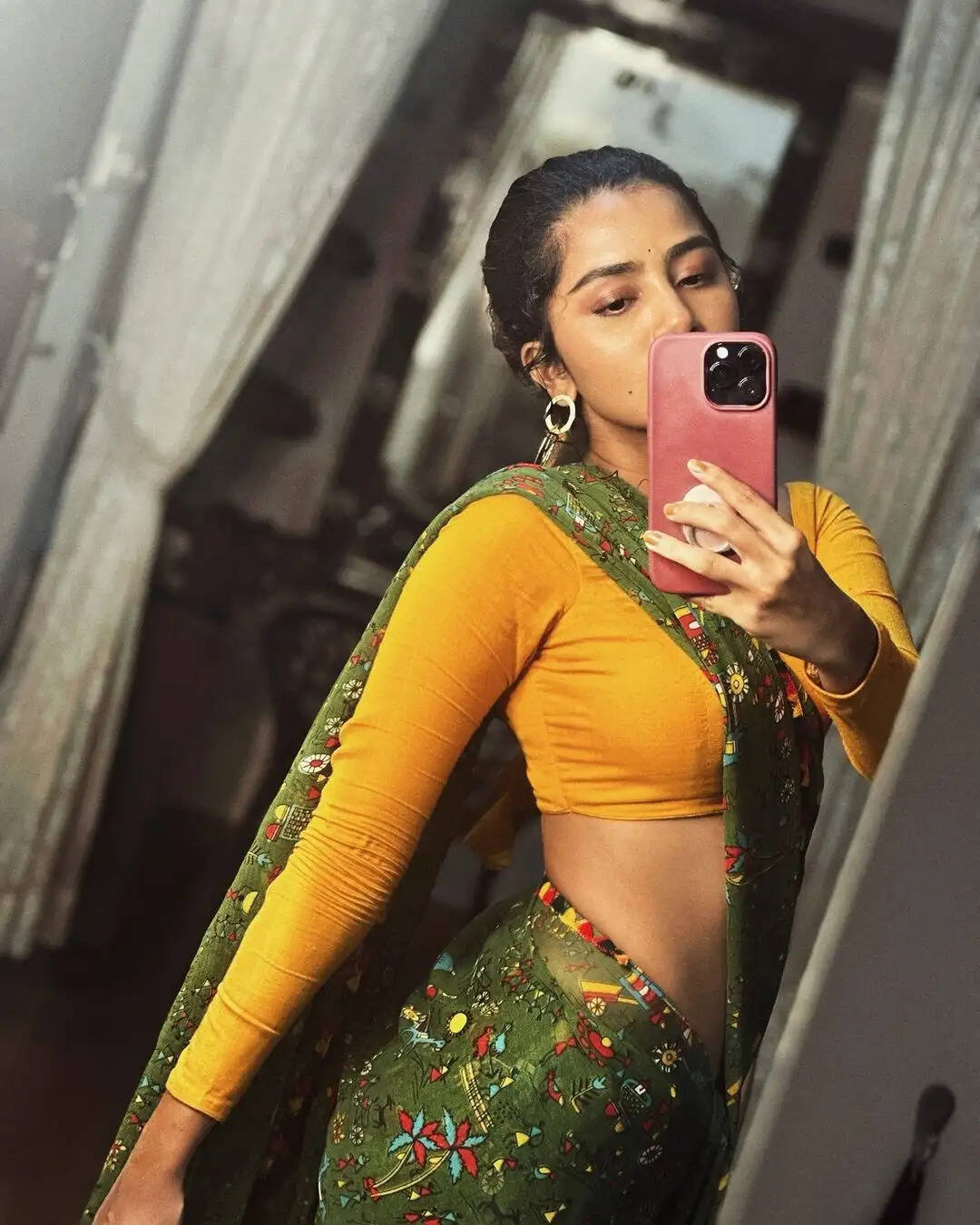 குட்டி இடுப்பு செம கும்தாவா இருக்கே!.. வளச்சி வளச்சி காட்டி வெறியேத்தும் அனுபமா!..