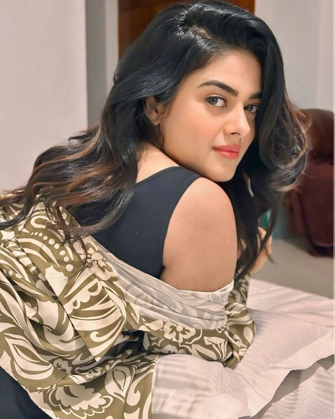 பெட்ரூமில் சட்டைய கழட்டி செம போஸ்!. சிம்பு பட நடிகை என்ன பன்றார் பாருங்க!...