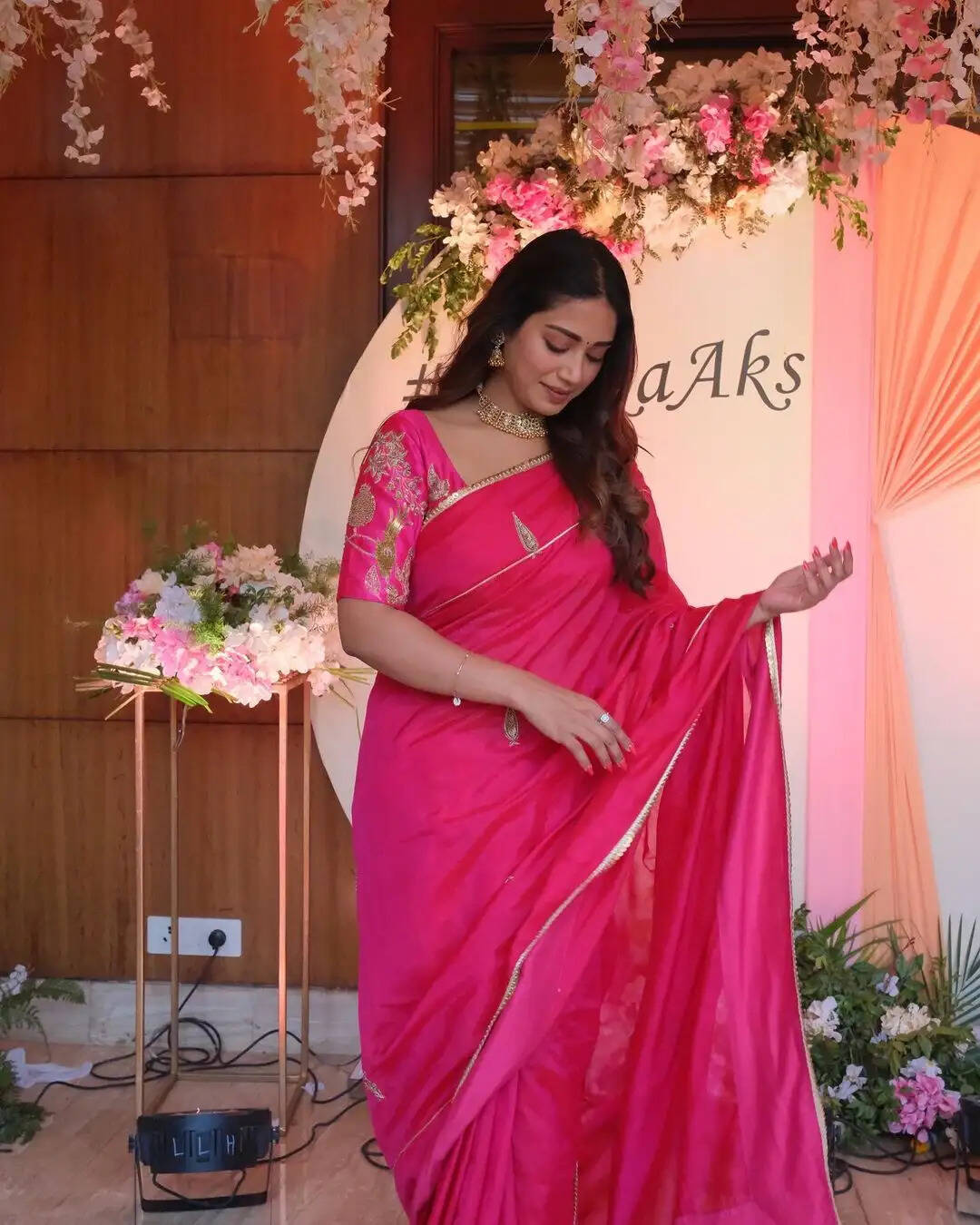 கல்யாணத்தில் கலக்கல் போஸ் கொடுத்த நிவேதா பெத்துராஜ்!.. &lsquo;அண்ணியார்&rsquo; என குவியும் கமெண்ட்ஸ்!..