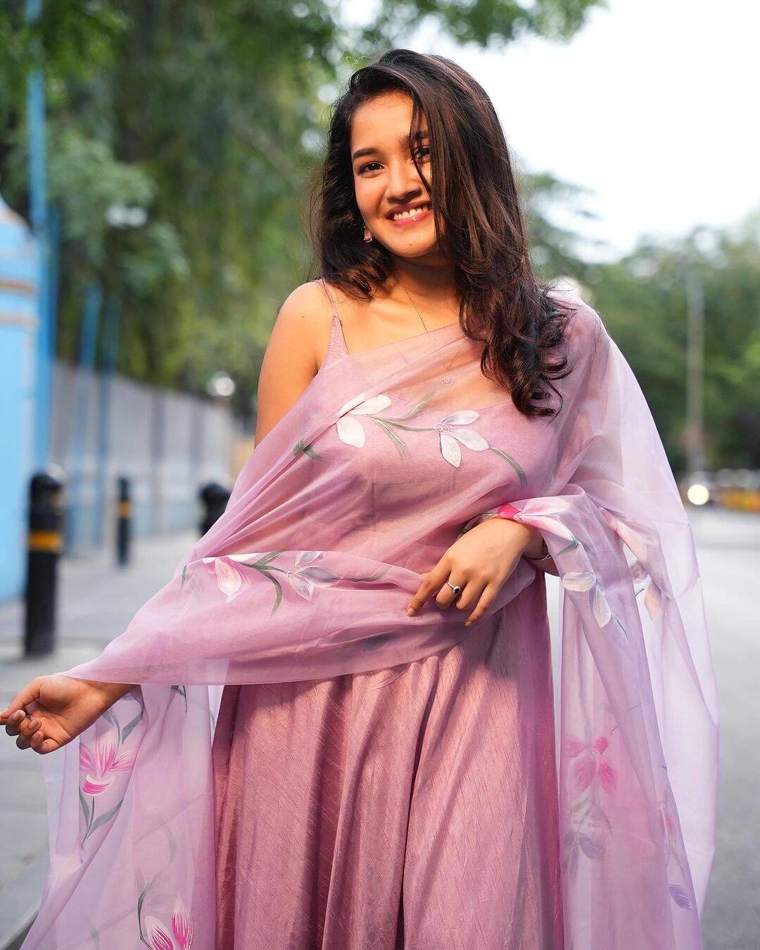 சிக்குன்னு இருக்கு பாப்பா!.. உன்ன பாத்தாலே மஜாதான்!.. நடுரோட்டில் அழகை காட்டும் அனிகா!..
