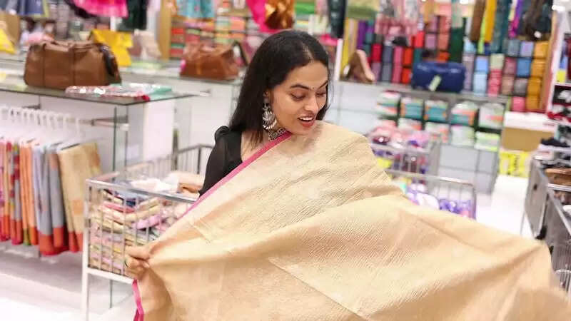 கொட்டி கிடக்கும் ஆஃபர்.. விஜய் டிவி நடிகை செய்த செம ஷாப்பிங்! வைரலாகும் வீடியோ..