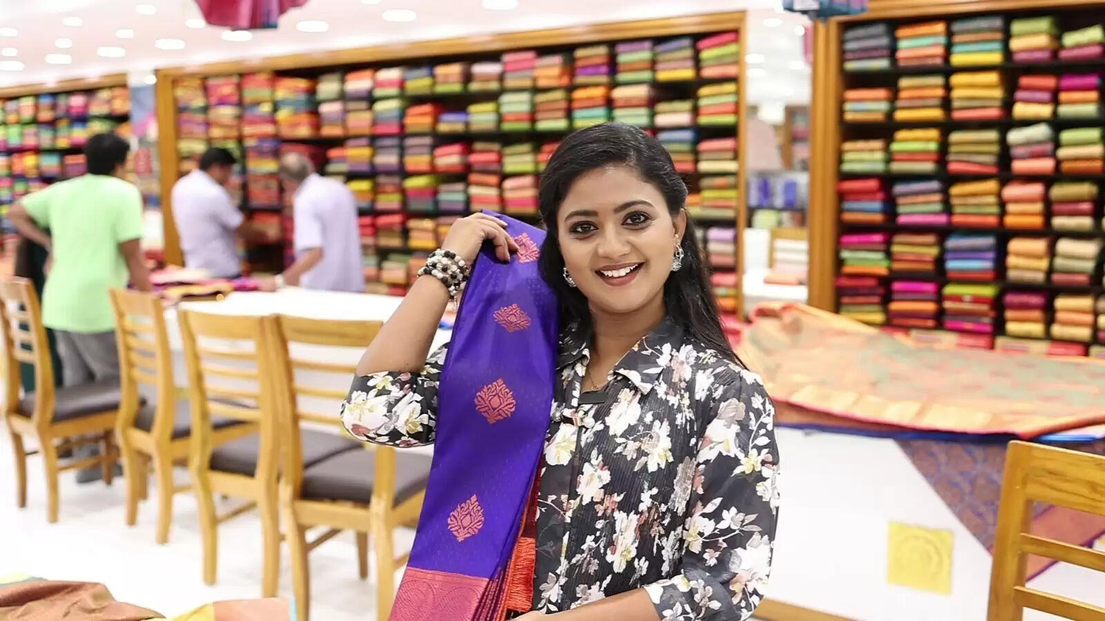 உங்க வீட்டில் திருமணமா?... உடனே இங்க வாங்க!.. சிறகடிக்க ஆசை மீனா கொடுத்த ஷாப்பிங் டிப்ஸ்!
