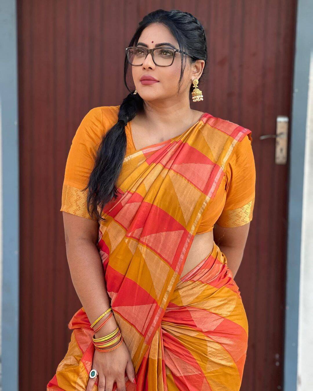 ஆத்தி எல்லாமே குலுங்குதே!.. ஆரஞ்சு புடவையில் அட்டகாசமான ஆட்டம்!.. கிச்சா பொண்டாட்டி செம டான்ஸ்!..