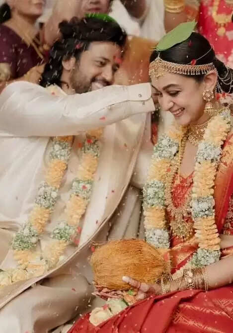 ஜொலிக்கும் அர்ஜூனின் மகள்! பக்கா டிரெடிஷனல் லுக்.. வெளியான திருமண புகைப்படம்