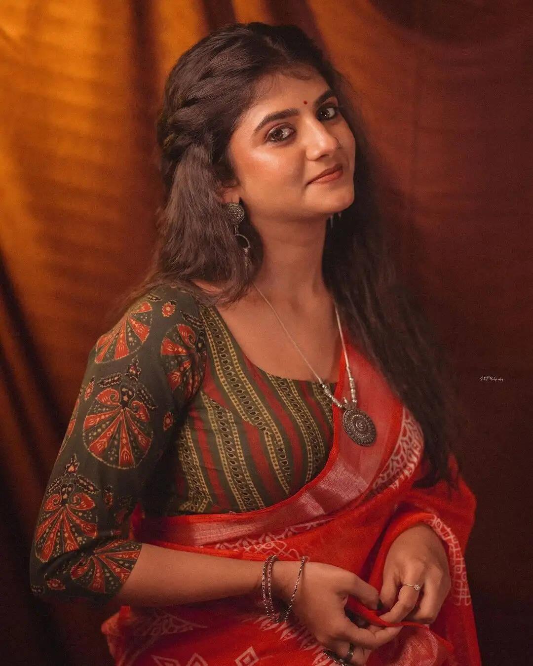 விடிய விடிய பார்த்தாலும் சலிக்காது!.. ஒன் சைட் அழகை மூடாம காட்டும் கேப்ரியல்லா!...