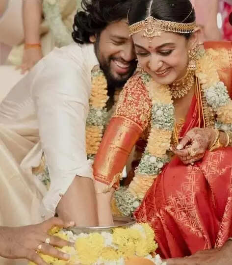 ஜொலிக்கும் அர்ஜூனின் மகள்! பக்கா டிரெடிஷனல் லுக்.. வெளியான திருமண புகைப்படம்