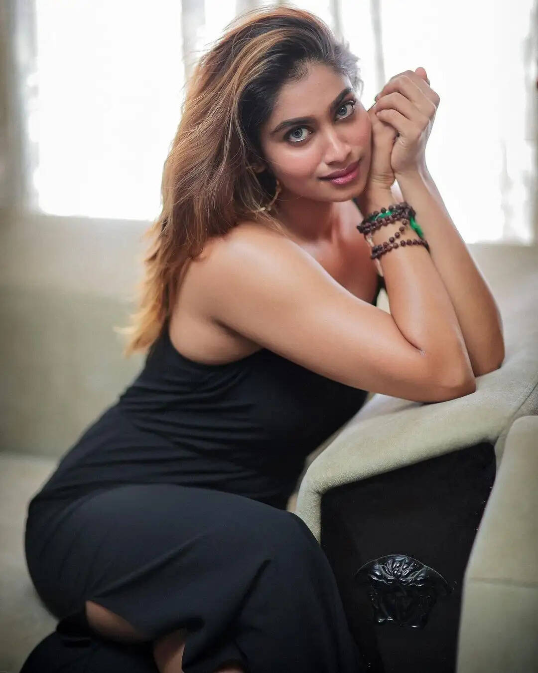 முகத்த மட்டும் பாத்தா லைஃப் டைம் செட்டில்மெண்ட்!... ஷிவானியை ஜூம் பண்ணி ரசிக்கும் புள்ளிங்கோ!..
