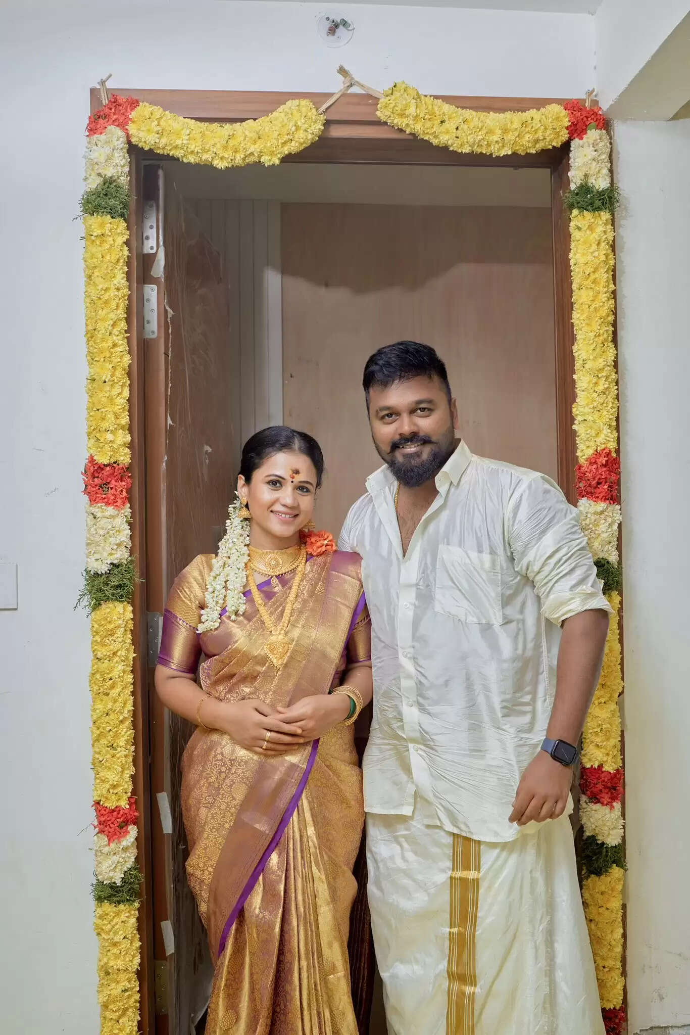வீட்டுல விசேஷமுங்கோ!.. கணவருடன் சேர்ந்து மகிழ்ச்சியான செய்தி சொன்ன விஜே மணிமேகலை..!