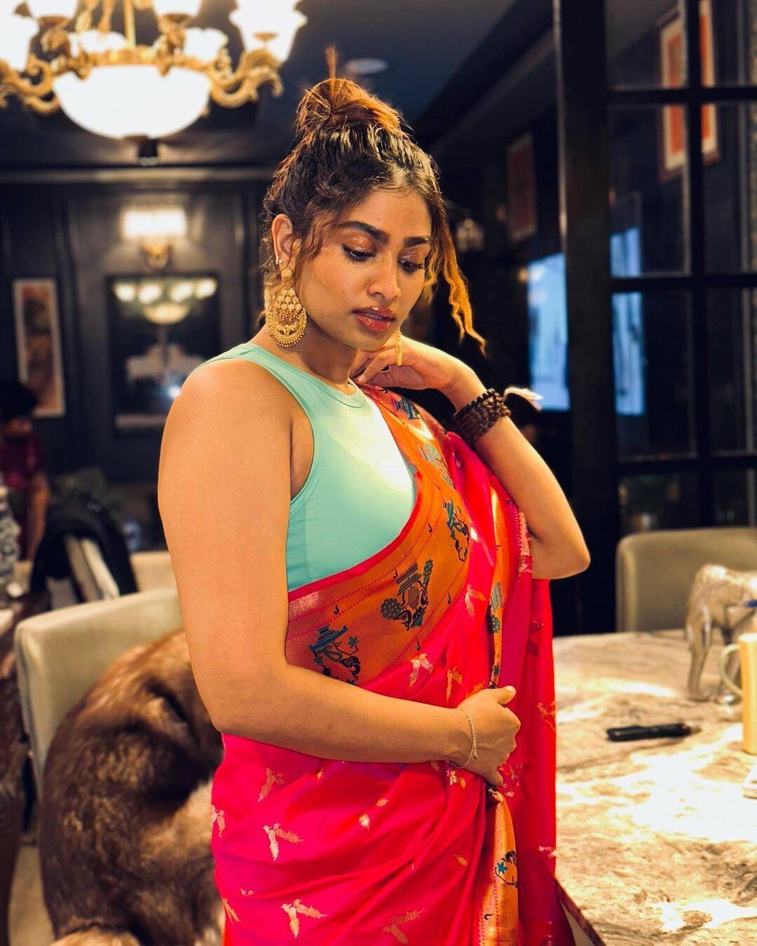 டாப் மேல புடவையை சுத்தி என்ன செல்லம் இது!.. பொங்கல் ட்ரீட் வைத்த ஷிவானி நாராயணன்..