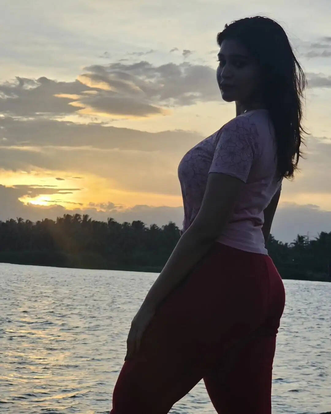 முகமா முக்கியம்!.. அந்த ஷேப்பை பார்த்தே தூக்கத்தை தொலைங்க!.. இளைஞர்களை ஏங்கவிடும் தர்ஷா குப்தா!..