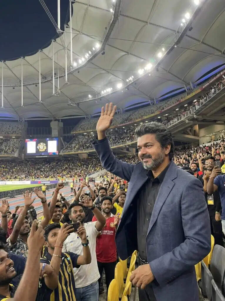பிளாஸ்ட்டு.. பிளாஸ்ட்டு… ஜனநாயகன் ஆடியோ லான்ச்சில் விஜய்!. செம போட்டோஸ்!…