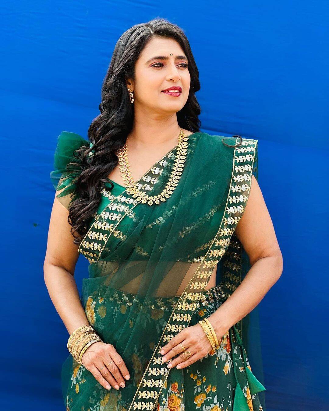 ஆண்ட்டின்னு எவன் சொன்னான்!.. பாவாடை தாவணியில் அழகை தூக்கலா காட்டும் கஸ்தூரி!...