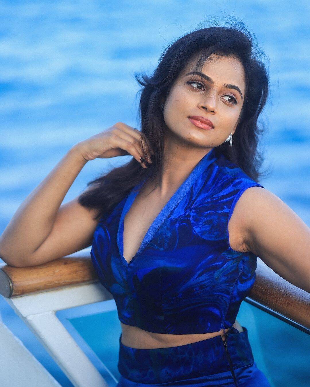 நீ வந்து நின்னாலே செம மஜாதான்!.. கட்டழகை காட்டி மயக்கும் ரம்யா பாண்டியன்...