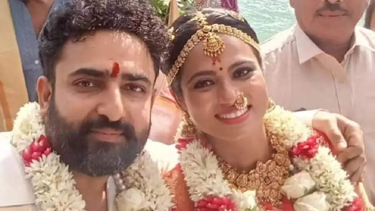 Ramyapandian: கங்கை நதியோரம் டும் டும் டும்..! காதலரை கரம்பிடித்த ரம்யா பாண்டியன்... ஜோடி பொருத்தம் சூப்பர்!...