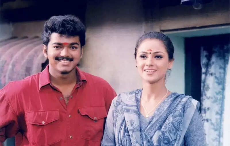 சிம்ரனுக்கு திடீரென வந்த விபரீத ஆசை!.. அட்வைஸ் சொல்லி அனுப்பி விஜய்!...