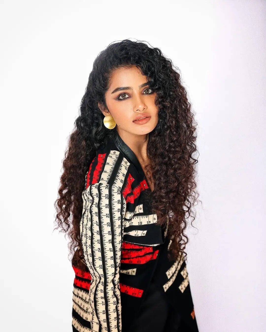எந்த ஆங்கிளில் பார்த்தாலும் செம ஹாட்டு!... சிக்குன்னு காட்டி இளசுகளை இழுக்கும் அனுபமா...