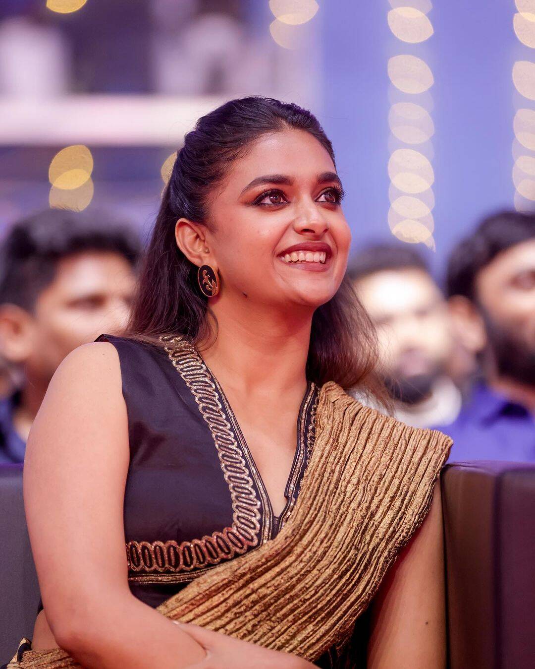 ஆத்தி காமப்பார்வையால இருக்கு!.. ஒரு பக்கம் சேலையை சரியை விட்டு கிறங்கடிக்கும் கீர்த்தி சுரேஷ்!..