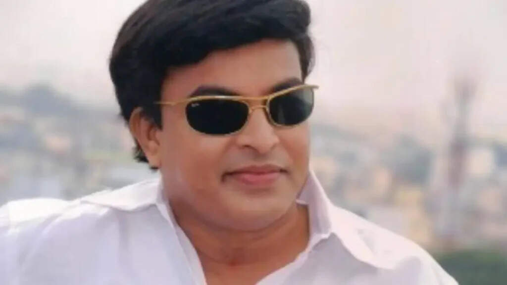 10 லட்சம்  பணமும் வீடும் கட்டிக் கொடுத்த சந்தானம்! எந்த நடிகருக்கு தெரியுமா?