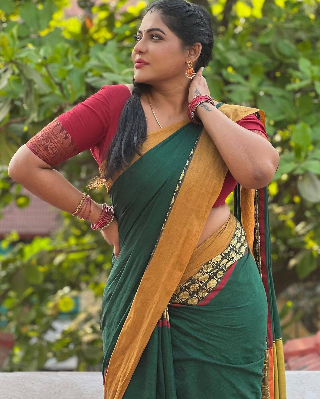 இதுக்கு மேல காட்டுனா பாடி தாங்காது!.. இது சைடு போஸ் இல்லடா.. சரியான போஸ்.. என ஜொள்ளு விடும் ஃபேன்ஸ்!