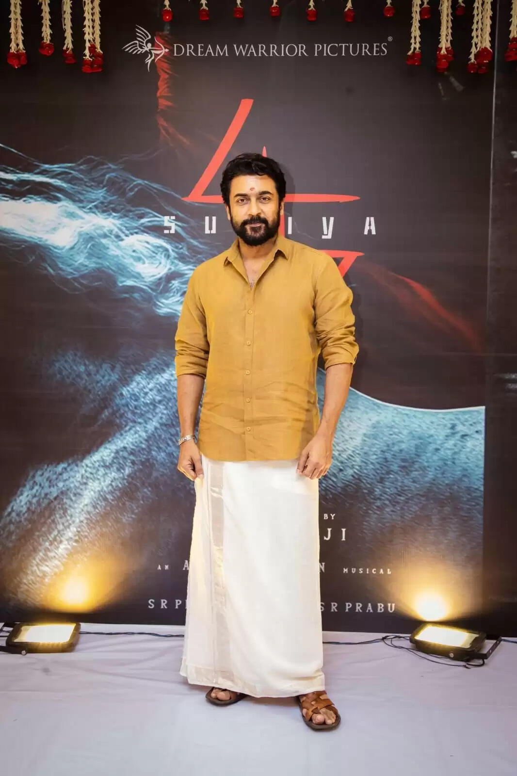 கங்குவா ஓடலனா என்ன!.. ஹேப்பி லுக்கில் சூர்யா!. வைரலாகும் சூர்யா 45 பட பூஜை புகைப்படங்கள்!..