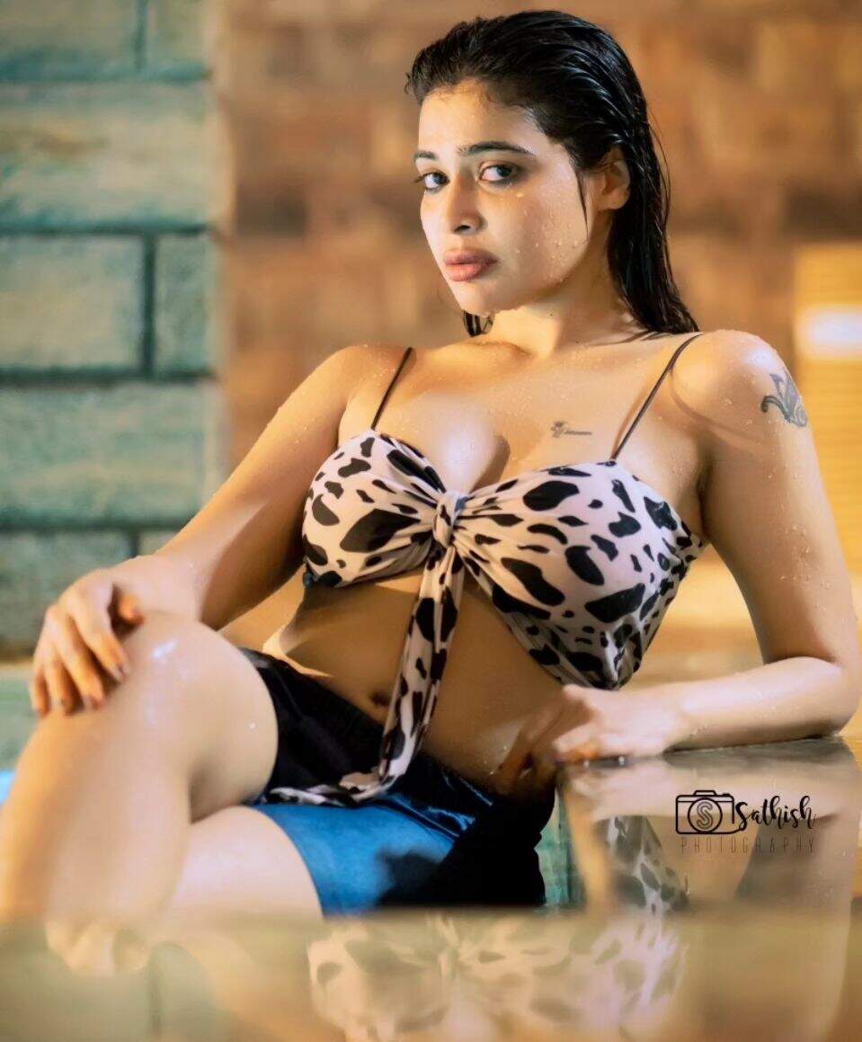 ஈரமான ரோஜாவாக மாறிய செந்தூரப்பூவே சீரியல் நடிகை!.. கன்ட்ரோல் பண்ணவே முடியாது இப்படி பார்த்தா!..