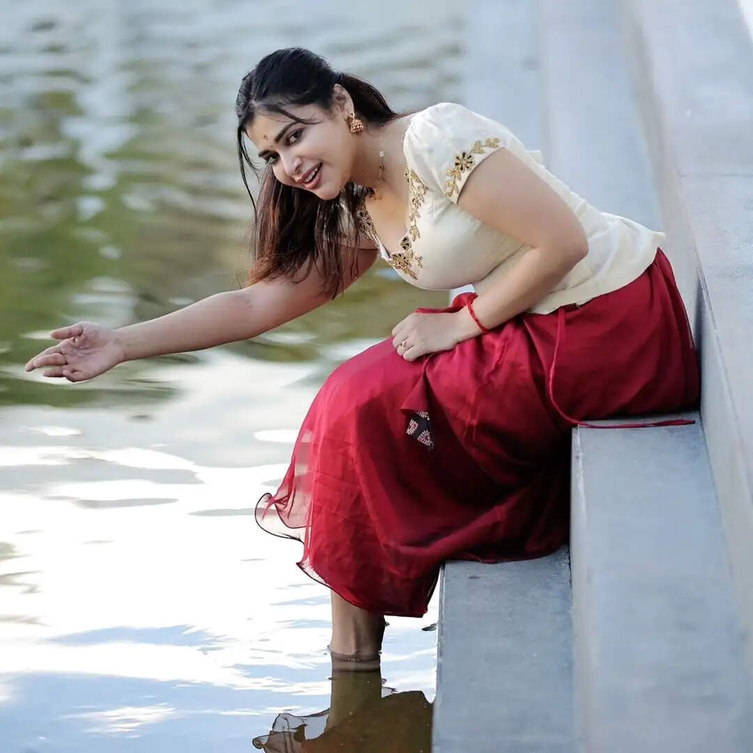 வா செல்லம் உனக்குதான் வெயிட்டிங்!.. கொழுக் மொழுக் அழகை காட்டி இழுக்கும் தர்ஷா குப்தா!..