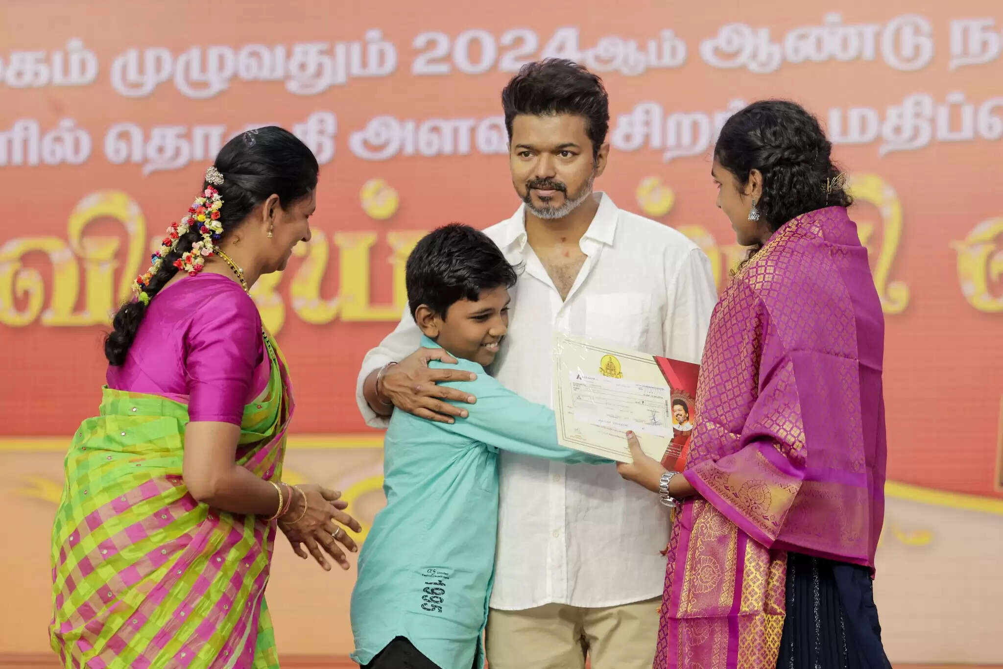 விக்ரமன் படமே தோத்துடும்!.. விஜய்யுடன் பல நாள் பழகியது போல சொந்தம் கொண்டாடிய மாணவிகள்!.. அண்ணன்டா!..