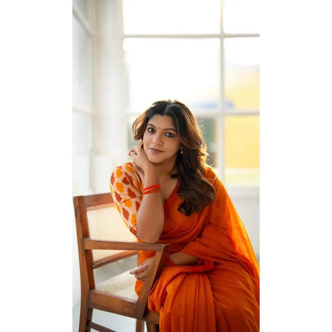 பல்லாங்குழியாடும் சூரரைப் போற்று பொம்மி!.. ஆரஞ்சு சேலையில் ஆட்டி படைக்கும் அபர்ணா பாலமுரளி!..