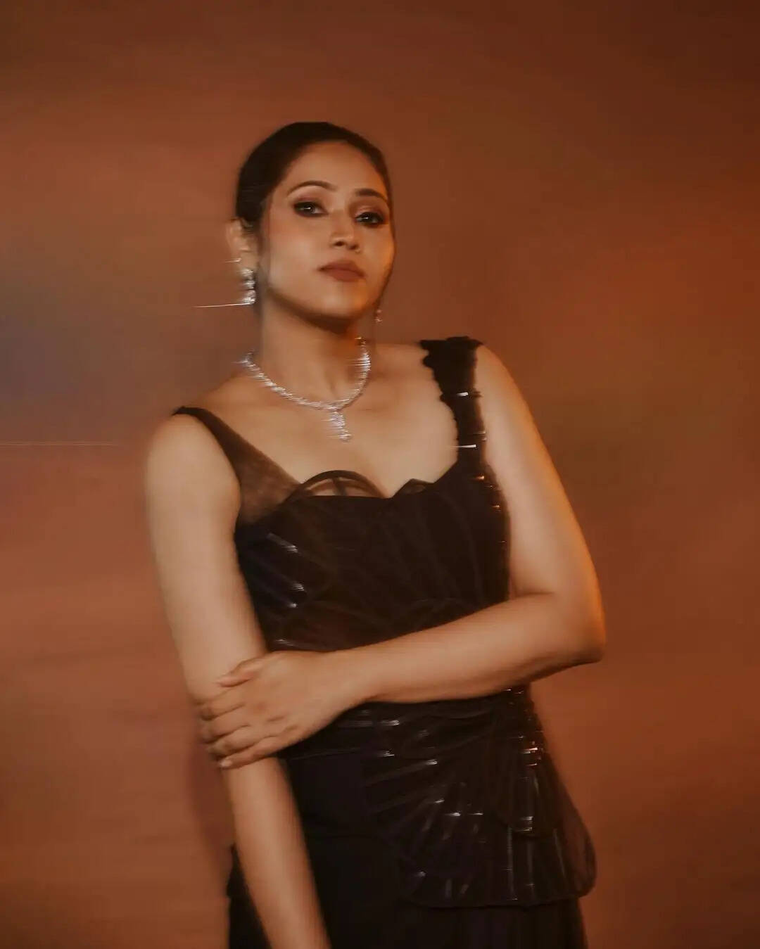 தூக்கலான கிளாமரில் நடிகைங்களுக்கு டஃப் கொடுக்கும் பிரியா அட்லி!.. சினிமாவுல நடிக்க போறீங்களா?!..