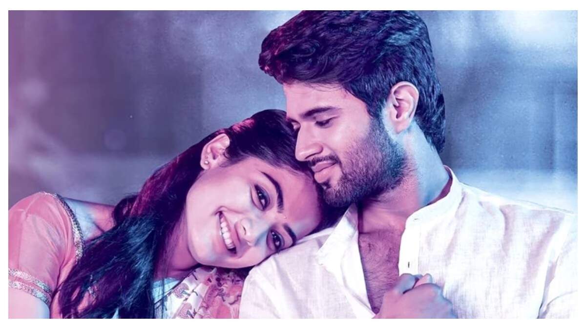 வந்த இடத்தில் என்ன வேலை இது? பொது இடத்தில் ராஷ்மிகா - விஜய் ஜோடி அலப்பறை!