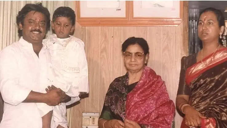 பிரச்சார வண்டி மட்டுமில்ல.. கேப்டன்கிட்ட கொடுக்கப்பட்ட எம்ஜிஆரின் மற்றொரு பொக்கிஷம்