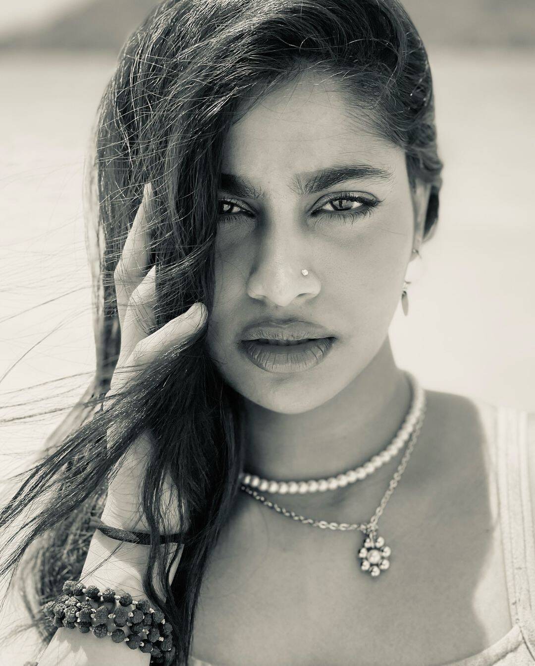 உன்ன பாத்தாலே ஜிவ்வுன்னு ஏறுது!.. பீச்சில் சைனிங் உடம்பை காட்டி இழுக்கும் ஷிவானி!...