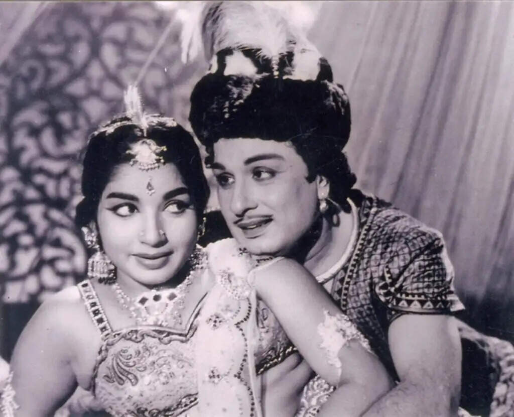 MGR:  என்னை அவமானப்படுத்தவே இந்த பாடல் வரிய எழுதினீங்களா? எம்ஜிஆரின் கோபத்திற்கு ஆளான வாலி