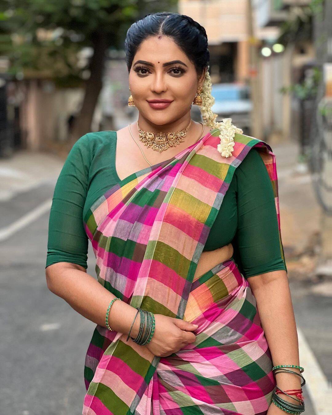 இழுத்து மூடினாலும் எடுப்பா தெரியுது அழகு!.. ரேஷ்மாவை நாட்டுக்கட்ட என வர்ணிக்கும் ரசிகர்கள்!..