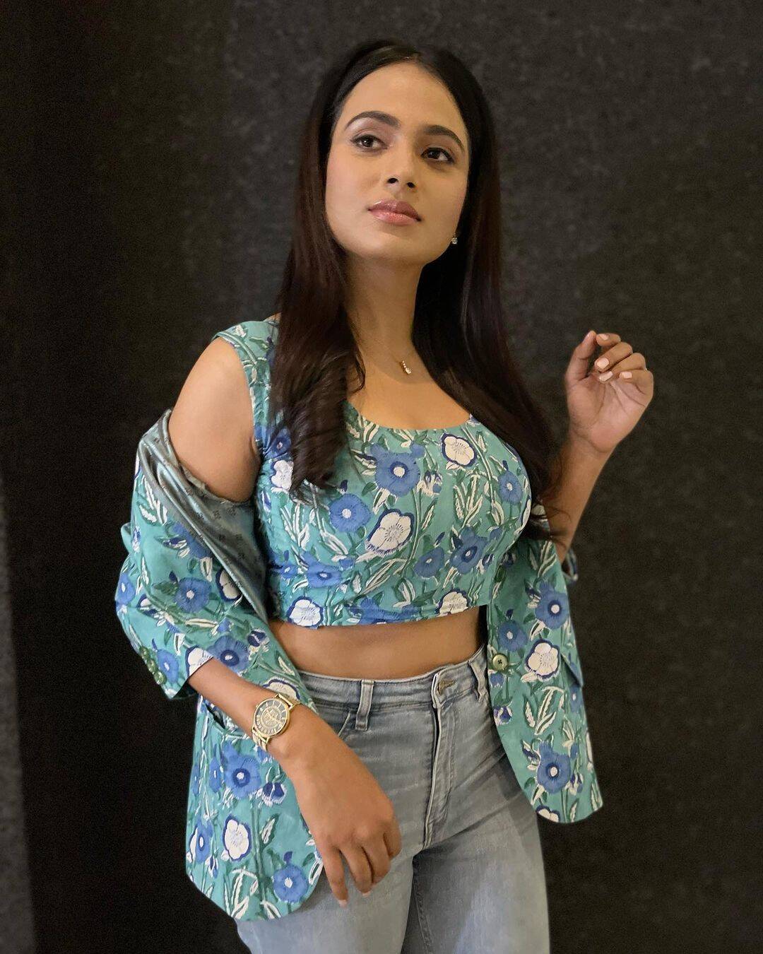பாடி சேஃப் பாத்தா ஜிவ்வுன்னு ஏறுது!.. பாலிவுட் நடிகை ரேஞ்சுக்கு மாறிய ரம்யா பாண்டியன்!...