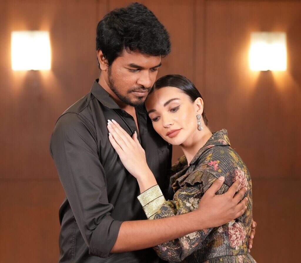 ரெடியாகிறதா மதராசப்பட்டினம் 2? ஆர்யாவுக்கு பதில் இவர்தான் ஹீரோவா? வைரலாகும் புகைப்படம்