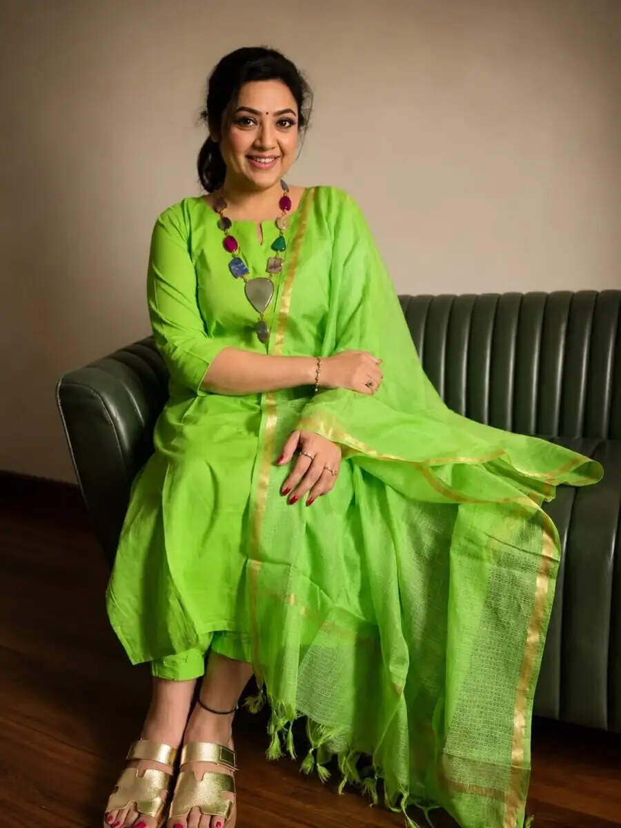 மீனாவுக்கு வயசு தான் 40….. ஆனால் வாலிபம் கொஞ்சம் கூட குறையல!