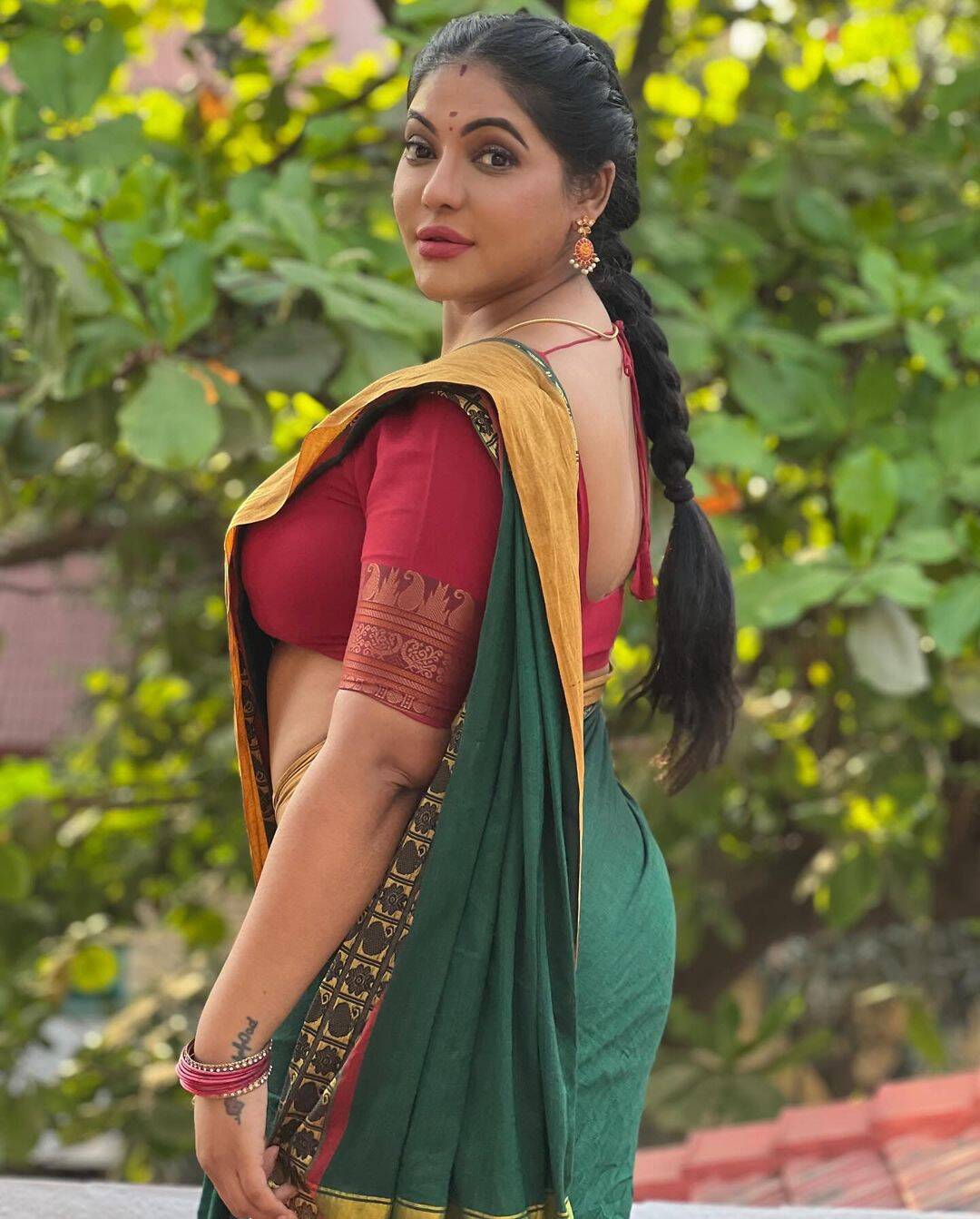 இதுக்கு மேல காட்டுனா பாடி தாங்காது!.. இது சைடு போஸ் இல்லடா.. சரியான போஸ்.. என ஜொள்ளு விடும் ஃபேன்ஸ்!