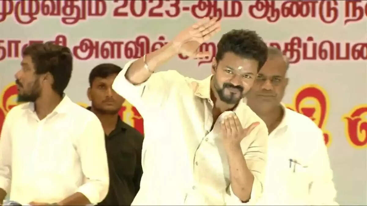 விஜய்தான் டார்கெட்டா?!. அஜித் போட்டோஸ் வெளிவரதுக்கு பின்னாடி இப்படி ஒரு காரணம் இருக்கா?!. அடங்கப்பா!