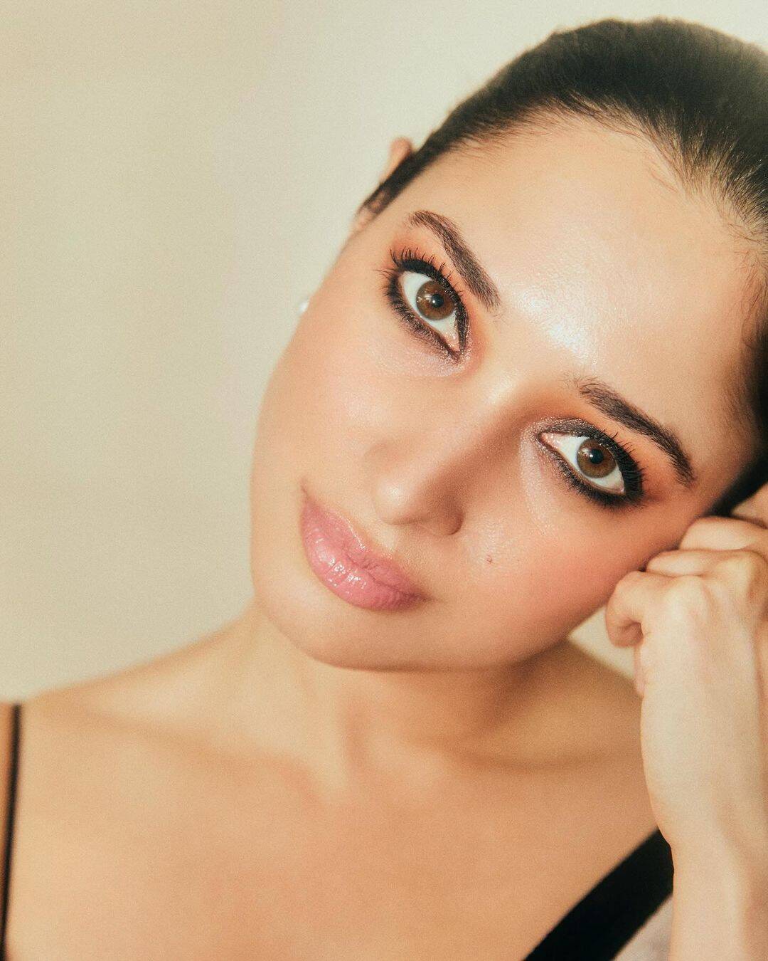 சின்ன பூவை வச்சி மறச்சிட்டியே! நியாயமா?!.. ரசிகர்களை தவிக்கவிட்ட தமன்னா...